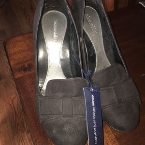 Black heeled shoes! With bow design.